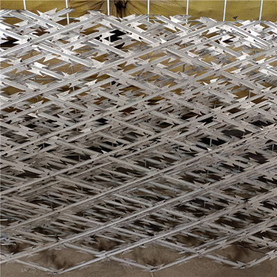 Electro Galvanized1.5mmx1.5mm Diamond Welded Razor Wire Mesh